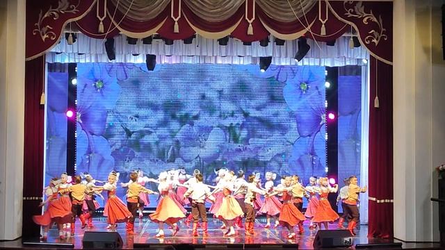 Танцевальный номер Посеяли лён. Ансамбль народного танца Узоры. смотреть онлайн