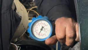 Замер давления масла (все идеально).
На холостых 2.0 бар
На 3000 оборотах 5.0 бар
