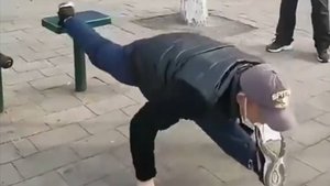 Старость бывает разная. Мотивирующее видео из Китая