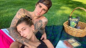 Жена Джастина Бибера о признании его артистом века: «Это шутка»