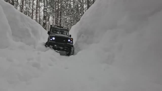 Новые зимние испытания на Defender по снежному ущелью. Радиоуправляемая модель MN99s. смотреть онлайн