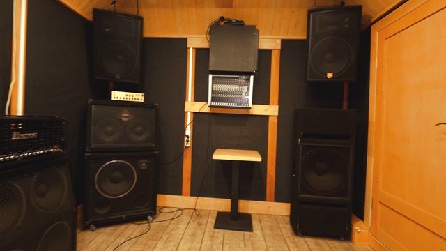 Комната Orange репетионной базы Under The Ground смотреть онлайн