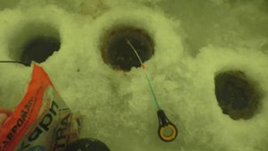 РЫБАЛКА НА РЕКЕ В СНЕГОПАД. МЕНЯ ОКРУЖАЮТ ПОДЖОПНИКИ. ПОСТАВИЛ ПАЛАТКУ НА ЛУНКУ