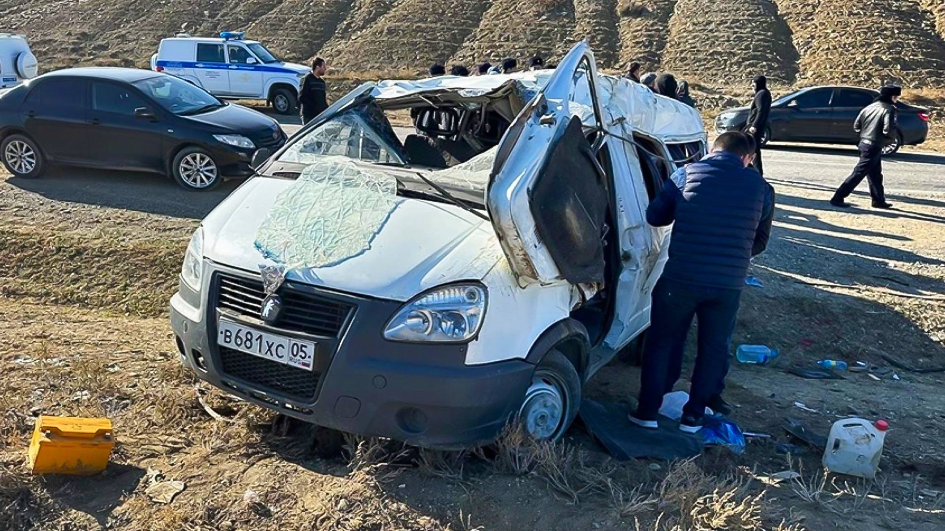 Микроавтобус с пассажирами опрокинулся в Дагестане, пострадали восемь человек