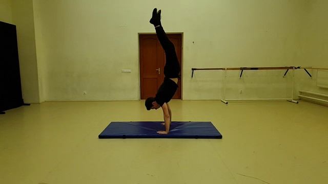 Кувырок назад с выходом в стойку на руках смотреть онлайн