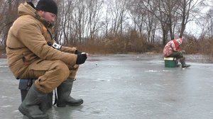 ПЕРВЫЙ ЛЁД . Зимняя рыбалка на мормышку. Ловля плотвы на безмотылку.