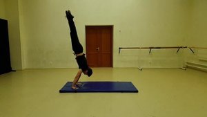 Стойка на руках со сходом в кувырок вперёд