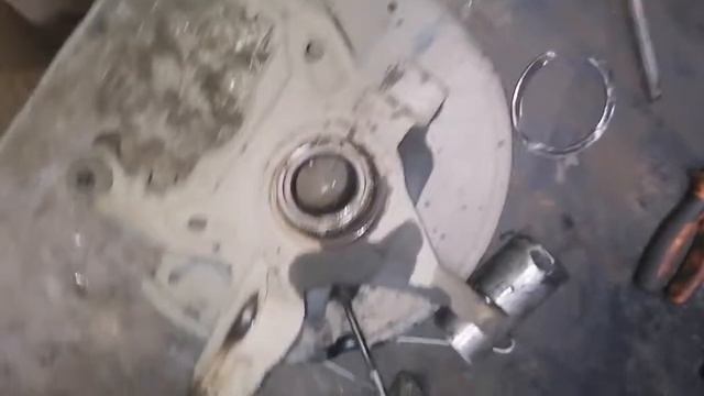 Mitsubishi Colt (ЗАМЕНА СТУПИЧНОГО ПОДШИПНИКА)... смотреть онлайн