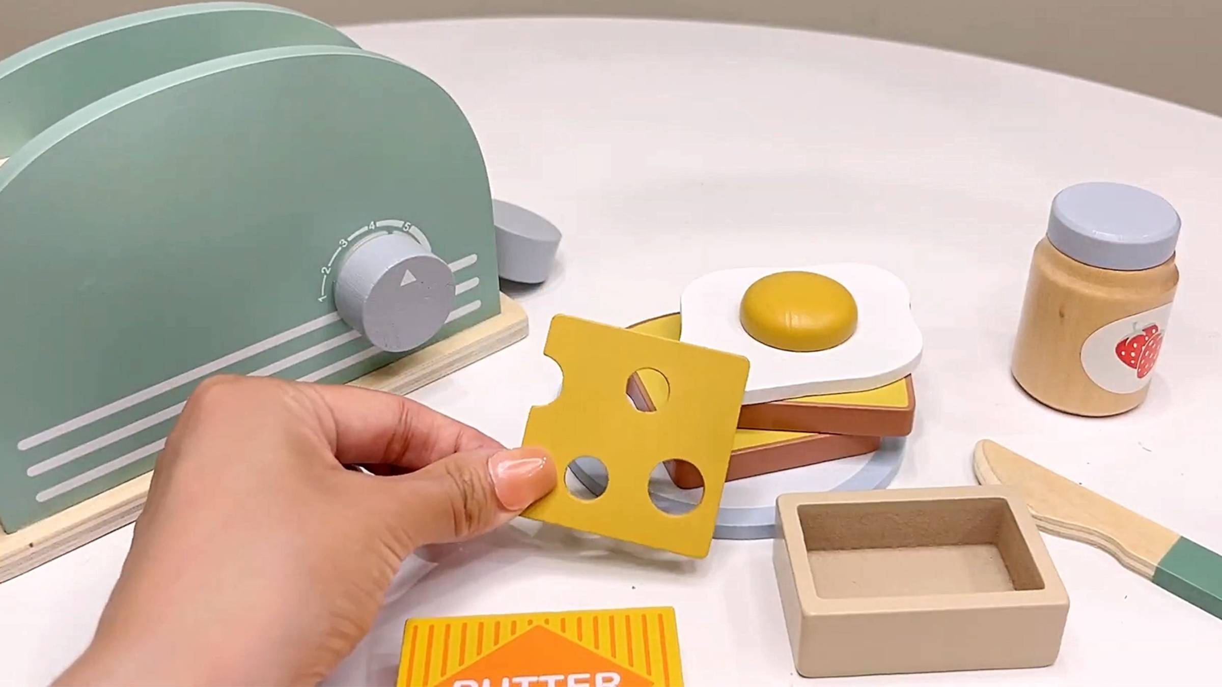 Развивающие игрушки. Игровой набор "Готовим вкусные тосты". Для малышей мультики. Игры для детей смотреть онлайн