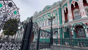 В центре Екатеринбурга: дом Севастьянова и другие старинные дома вокруг Городского пруда