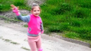 Девочка на роликах с горки