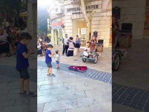 Девушка скрипачка на Яфской улице.