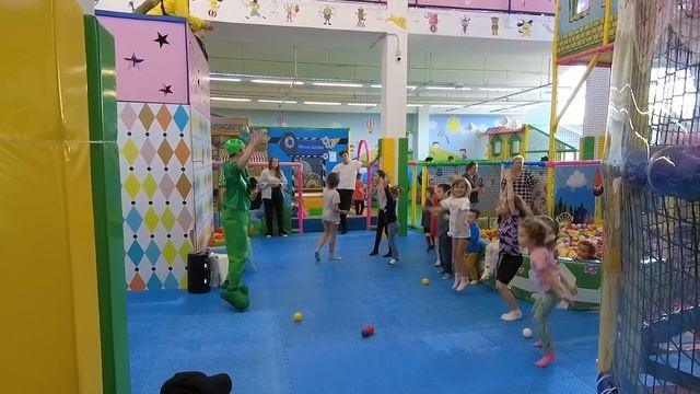 ВЕСЕЛО ПРОВЕЛИ ВРЕМЯ В ДЕТСКОМ РАЗВЛЕКАТЕЛЬНОМ ЦЕНТРЕ "БАЗИЛИОН" В МИНСКЕ/Из Столицы в Деревню смотреть онлайн