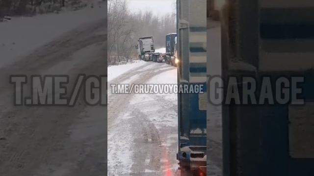 дядька... с усами... очкастый 🥸