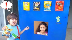 Хайди и Зидан играют в сломанный автомат с едой