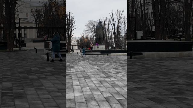 Тарас Григорьевич Шевченко так и стоит в Центре Луганска, ЛНР, Россия.