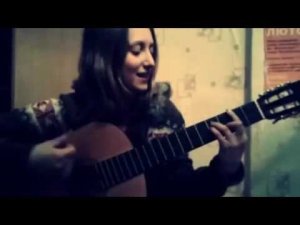 Девушка Играет На Гитаре И Красиво Поет Хорошую песню