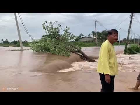 Swollen River Causes Floods In Northern Thailand смотреть онлайн