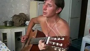 Парень играет на гитаре и поет!