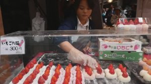 Японская уличная еда - супер быстрый mochi стучать Япония.