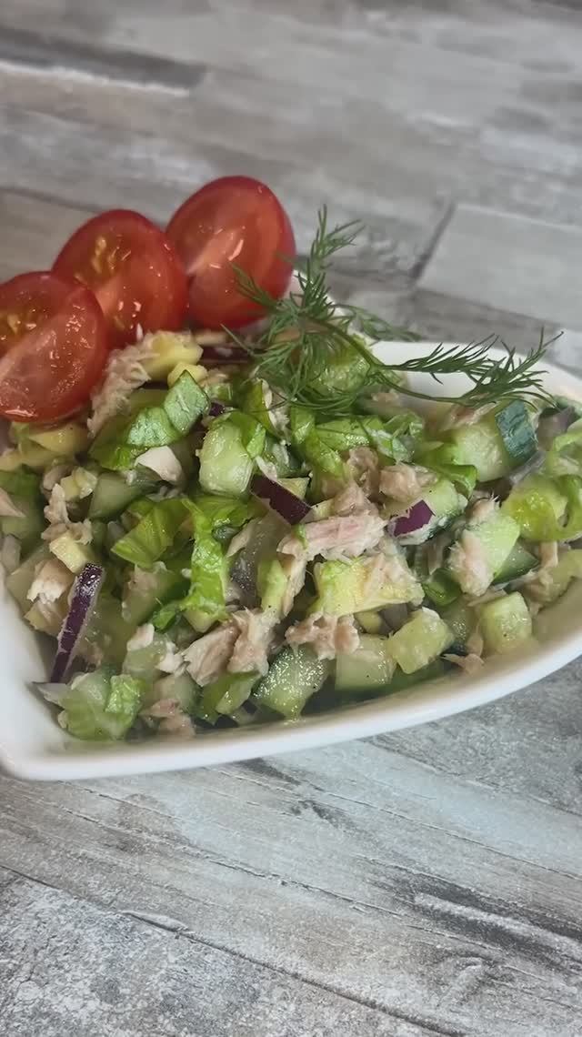 Легкий салат с авокадо и тунцом за 5 минут 🥑