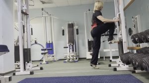 Махи бедром вперёд стоя в кроссовере с нижним блоком