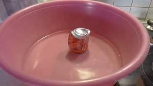 Эксперимент с водой и банкой