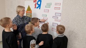Занятие воспитателя Разуменского дома детства Богомазовой Э.