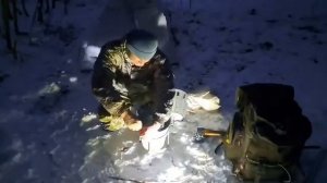 Простое укрытие в зимнем лесу с печкой.