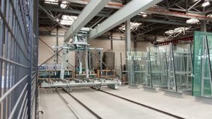 Автоматический загрузчик стекла CAB-J и наклонный стол RBM-J компании Movetro, парковка.