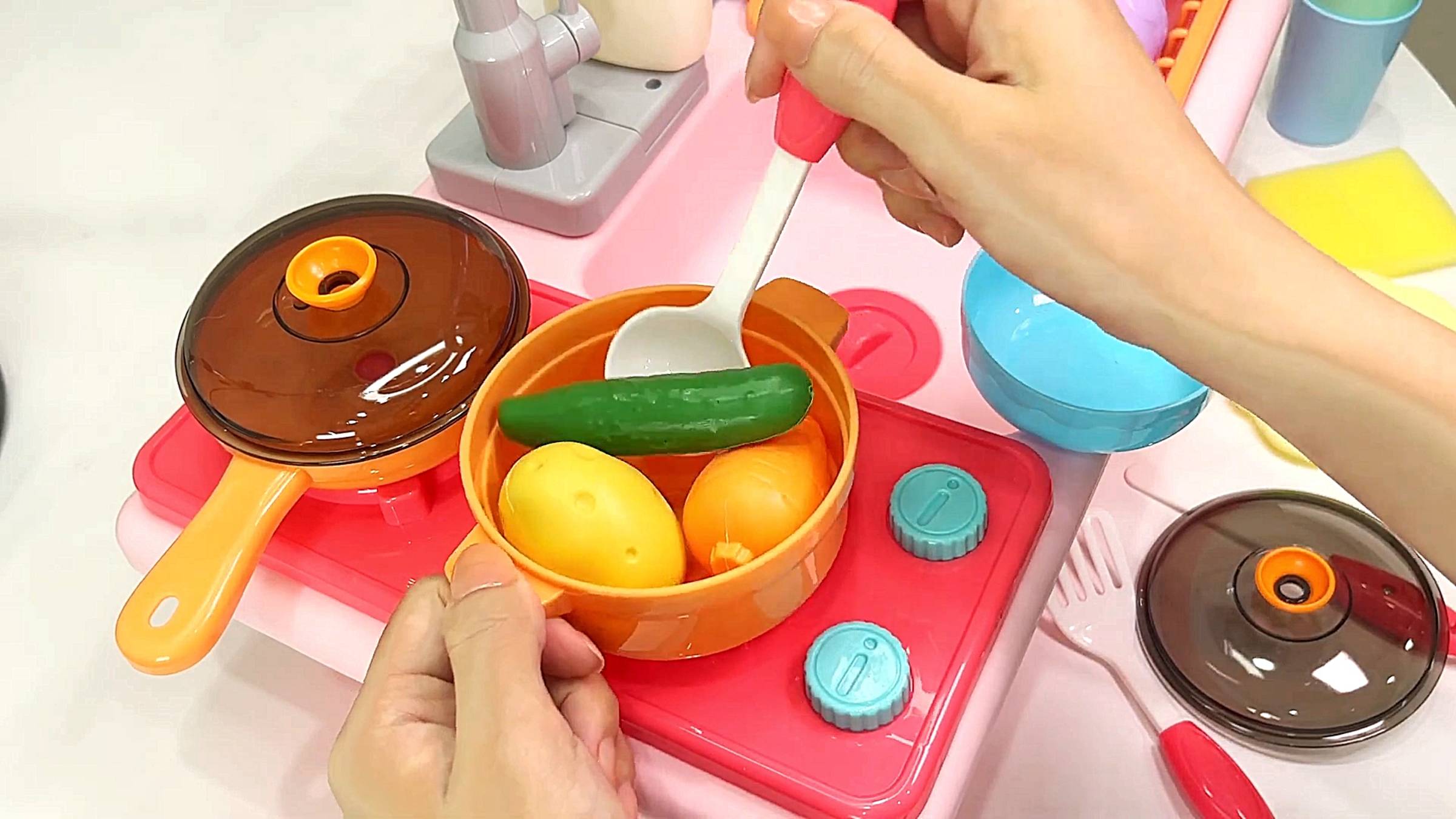 Развивающие игрушки. Игровой набор "Кухня". Для малышей мультики. Игры для детей смотреть онлайн