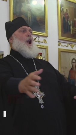 Поёт Отец Виктор, настоятель Свято-Благовещенского храма в донецком поселке Горняк