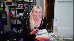 whylollycry показала свои кроссовки за 1000$!