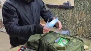 Медик в зоне СВО, показал из чего состоит групповой ранец др. Хилера.