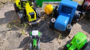 Синий трактор играет с друзьями в футбол. Как синий трактор стал привидением?!