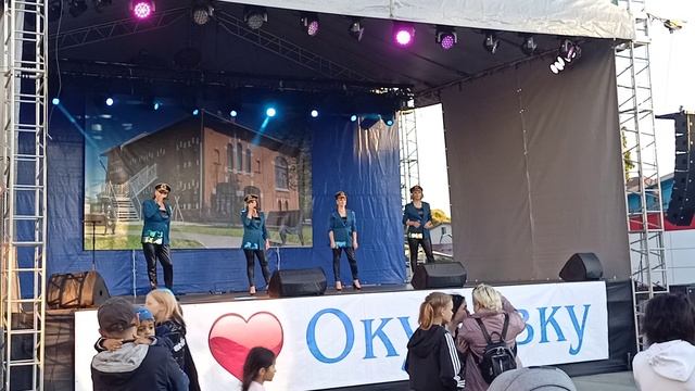 И не важно, где ты был иль не был. Сколько ты лесов прошёл и рек. Ты идёшь со мной под русским небом