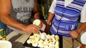 Запеченная картошка в духовке с майонезом.