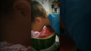 как нужно есть арбуз!!