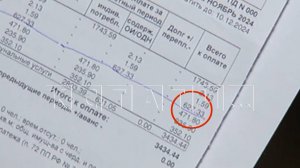 Неплательщик, долги которого заставляют выплачивать добропорядочных соседей, набросился на камеру