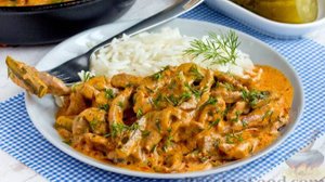 Мясные кусочки в нежном соусе. БЕФСТРОГАНОВ С СОЛЁНЫМИ ОГУРЦАМИ