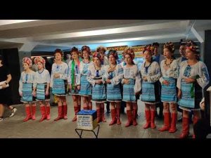 Девушки поют украинские народные песни