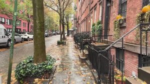 Расслабляющая прогулка под дождём в Гринвич-Виллидж, Нью-Йорк, под зонтом, звуки дождя