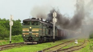 Тепловоз 2ТЭ10М-2941А/0026Б на ст. Вэлчинец / 2TE10M-2941A/0026B at Valcinet station