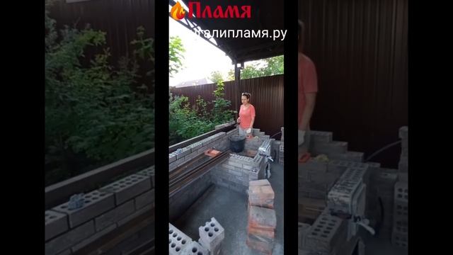 хрупкая девушка из Ростова строит барбекю из кирпича
