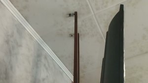 как повесить телевизор к потолку