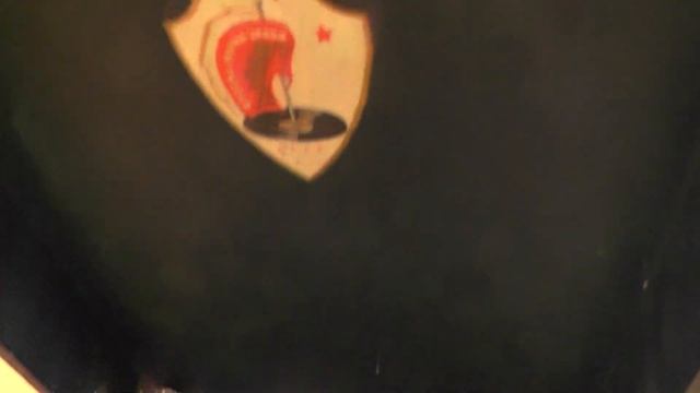 Играет Патефон завода Молот -2 смотреть онлайн