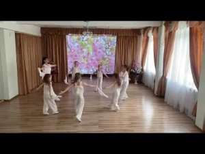 Танец на песню "Катюша" ( авторы песни: М.Исаковский и М. Блантер), танцуют старшие дошкольники.