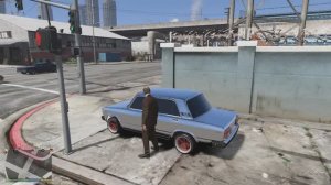 тревор как всегда работает с снайпером на дороге в лос сан-тосе в GTA 5,