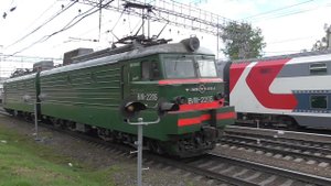 ЭП20-051 с поездом №104 Адлер-Москва и ВЛ11-220