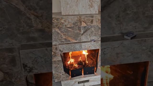 камин даёт тепло от огня